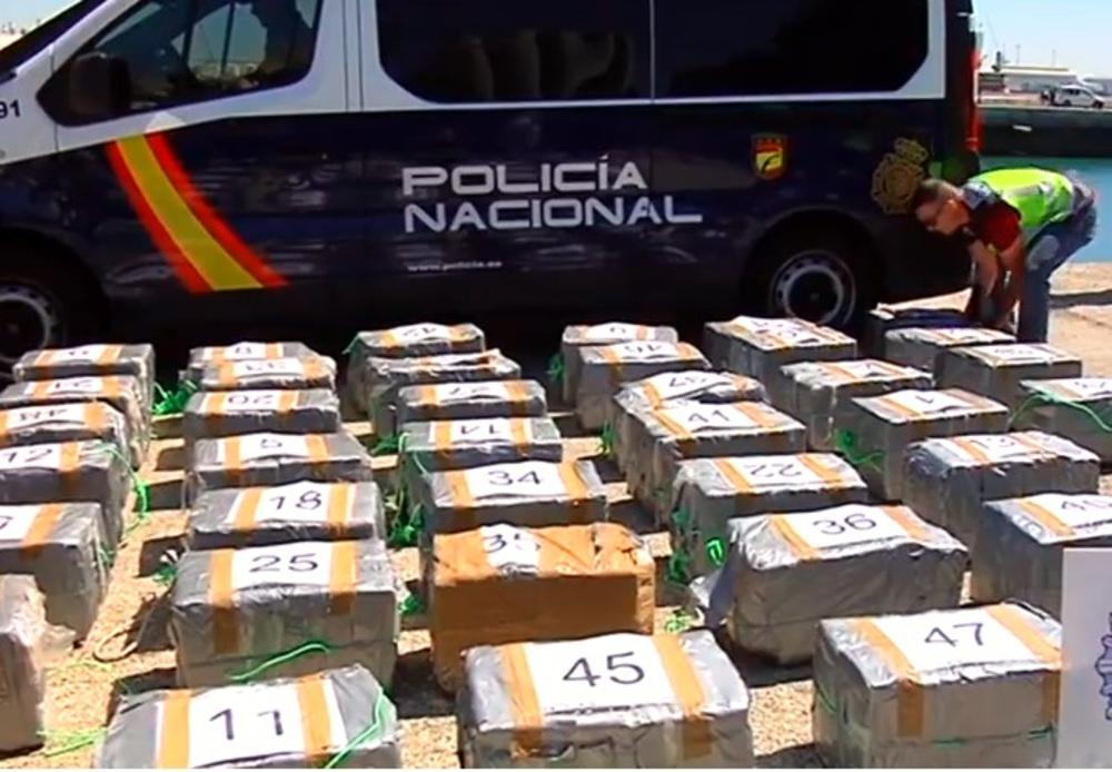 Španska policija sa zaplenjenom drogom