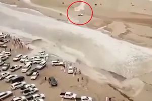MOŽE LI BRŽE OD BUJICE? Napeta trka vozača da pobegne od poplave! (VIDEO)