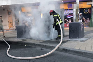 ZAPALIO SE PODZEMNI KONTEJNER U CENTRU GRADA: Na Trgu Republike izbio požar, vatrogasci hitno reagovali