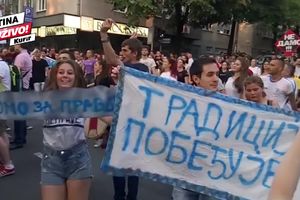 (KURIR TV) KOLO U MILOŠA POCERCA: Članovi KUD Branko Cvetković zaigrali na sred ulice iz protesta zbog iseljenja