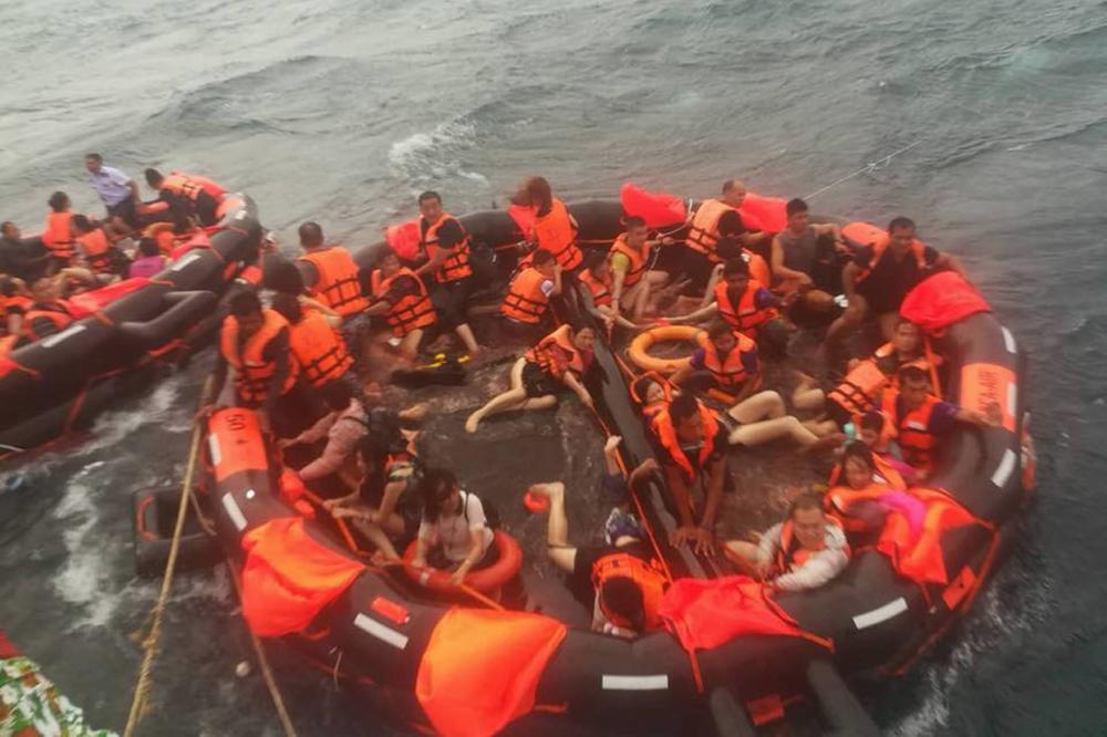 NOVA KATASTROFA NA TAJLANDU: Mrtva tela plutaju morem, traga se za još 45 (FOTO)