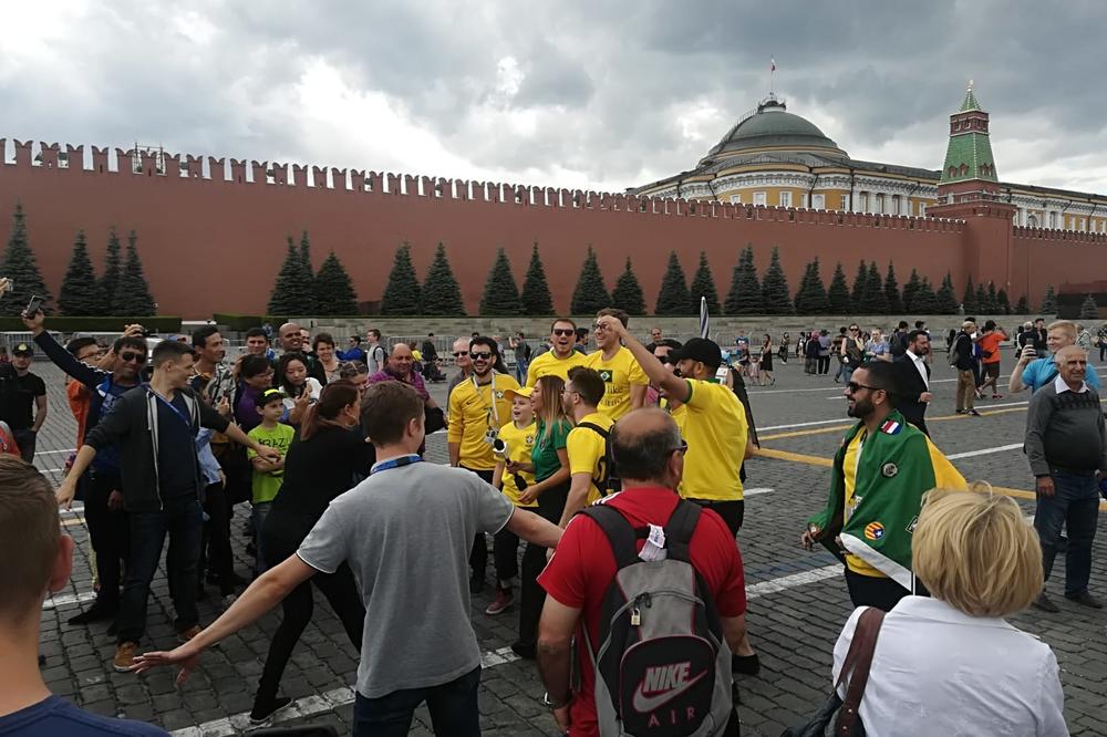 ZAGREVANJE ZA BELGIJU! Brazilski navijači okupirali Rusiju! (KURIR TV)