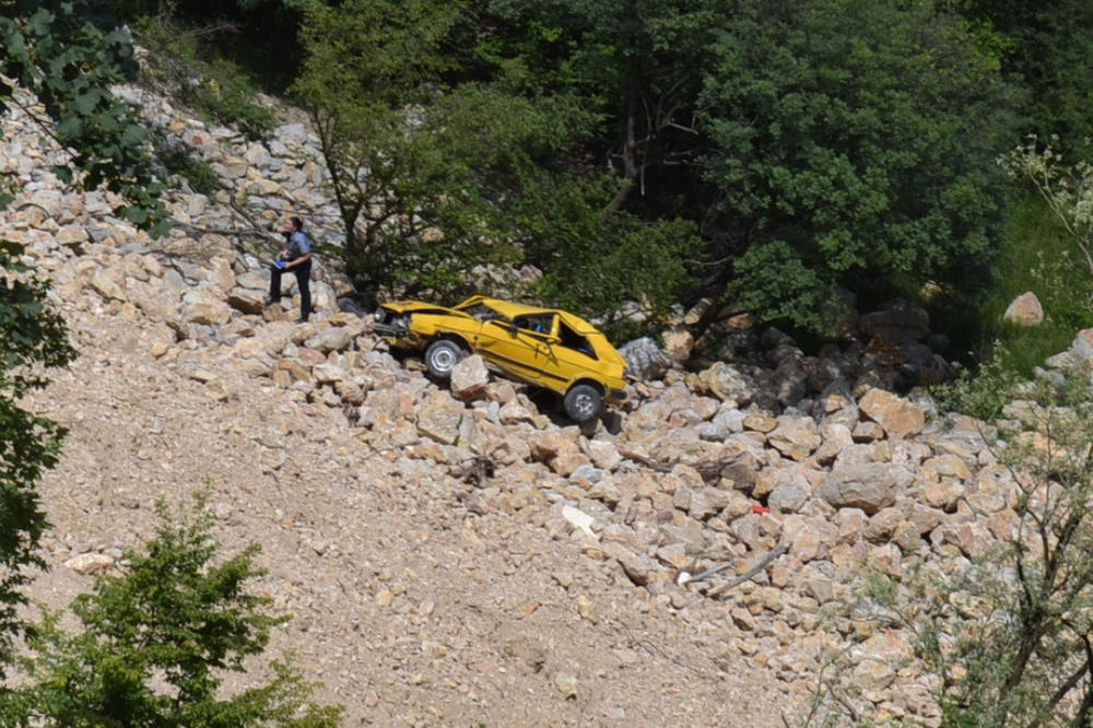 DRAMA KOD KAKNJA: Više od 30 ljudi izvlačilo ženu koja se kolima survala u kanjon reke Zgošće (FOTO)