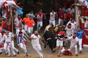 KRVAVI POČETAK FESTIVALA U PAMPLONI: Petoro povređeno prvog dana čuvene trke s bikovima (FOTO, VIDEO)