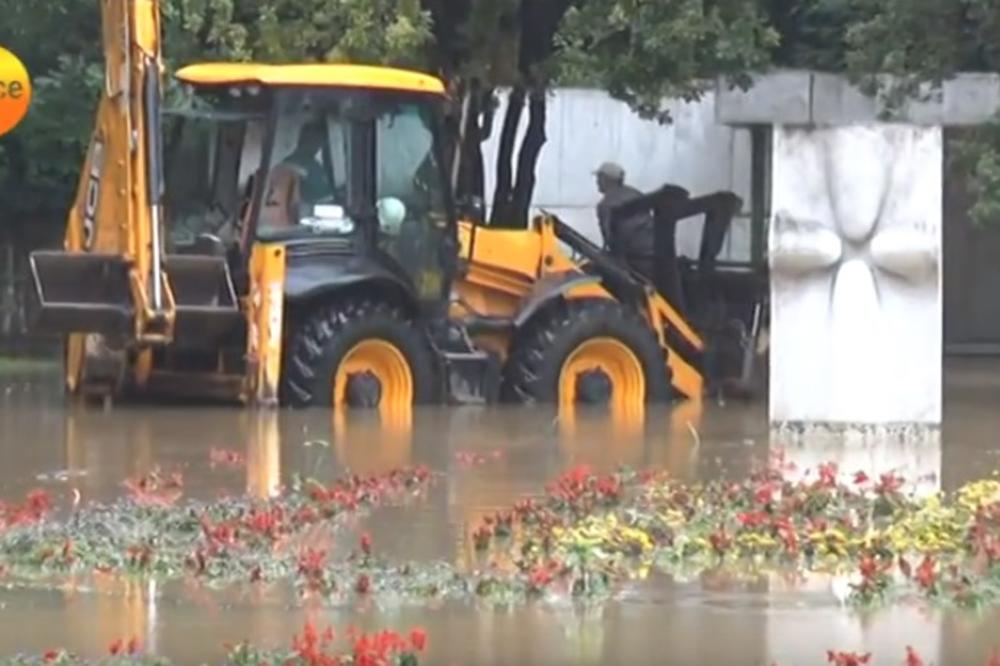 VANREDNO U ARANĐELOVCU, KATASTROFALNE SCENE: Reka Kubršnica oštetila puteve, uznemirujuće scene sa lica mesta (VIDEO)