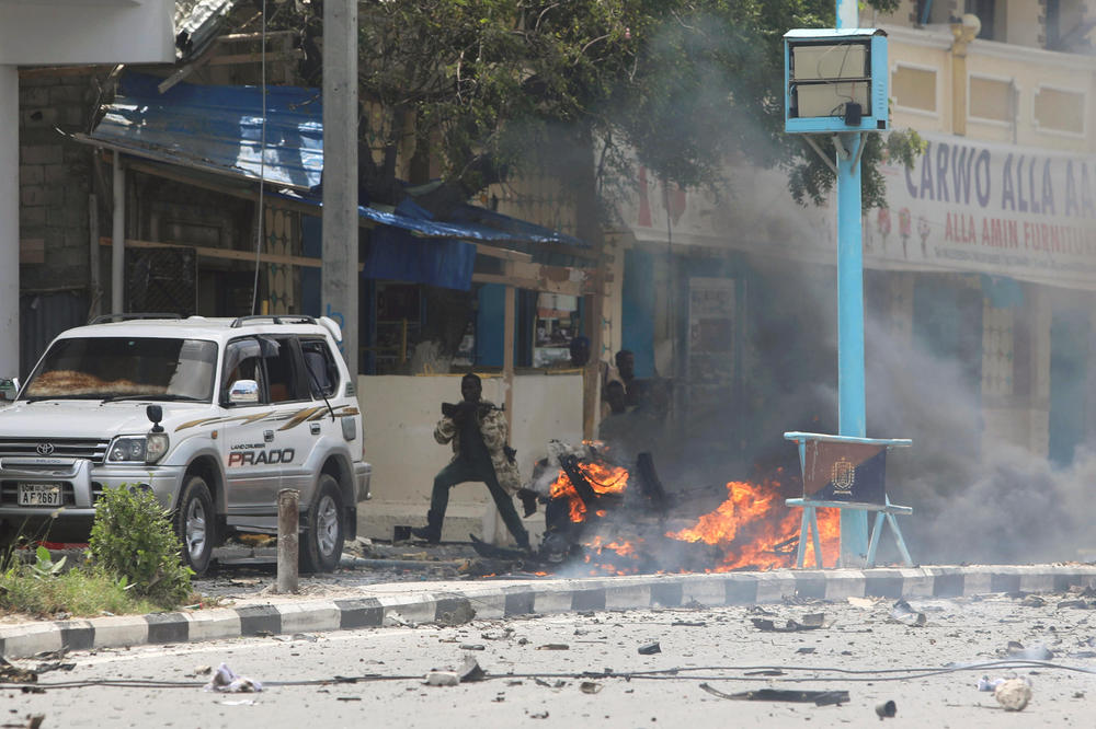 TERORISTIČKI NAPAD U SOMALIJI: 9 poginulo u dve eksplozije u Mogadišu, napadači upali u zgradu MUP-a i drže radnike kao taoce (FOTO, VIDEO)