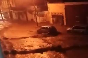 FRAPANTAN SNIMAK POTOPA U ARANĐELOVCU: Bujica nosi sve pred sobom, AUTOMOBILI se slivaju niz ulicu (VIDEO)