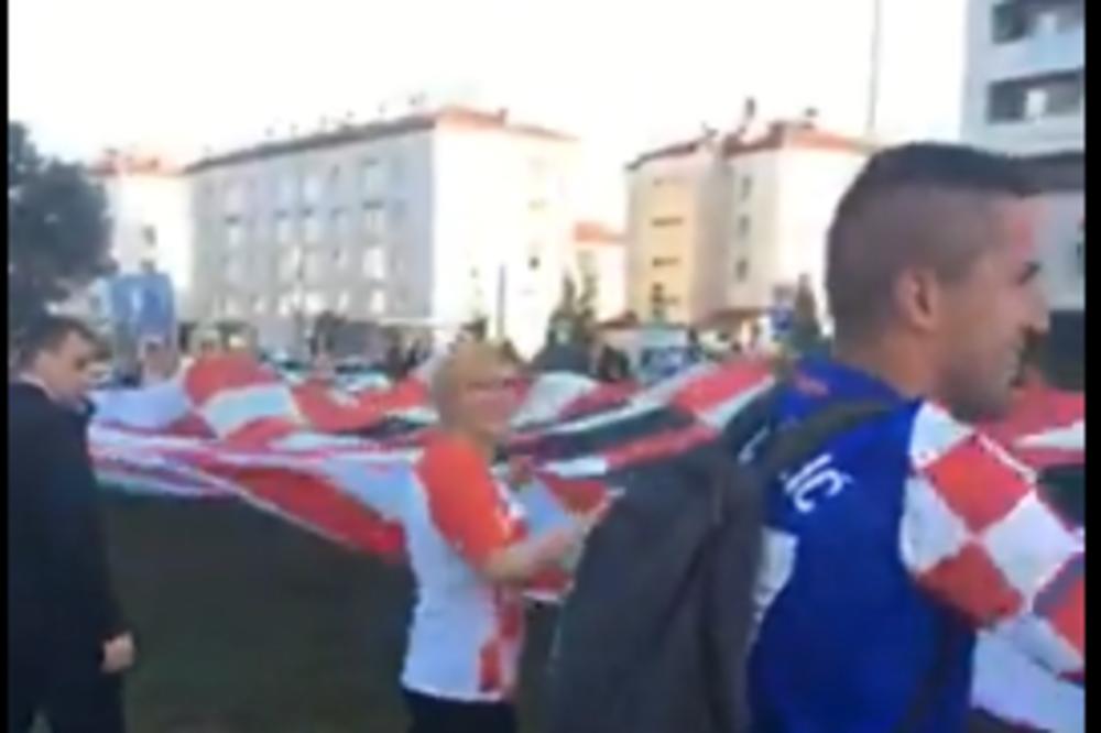 KOLINDA ZAPEVALA SA VATRENIMA: Navijači Hrvatske ogromnom zastavom i gromoglasnim navijanjem pružaju podršku fudbalerima pred meč sa Rusijim (VIDEO)