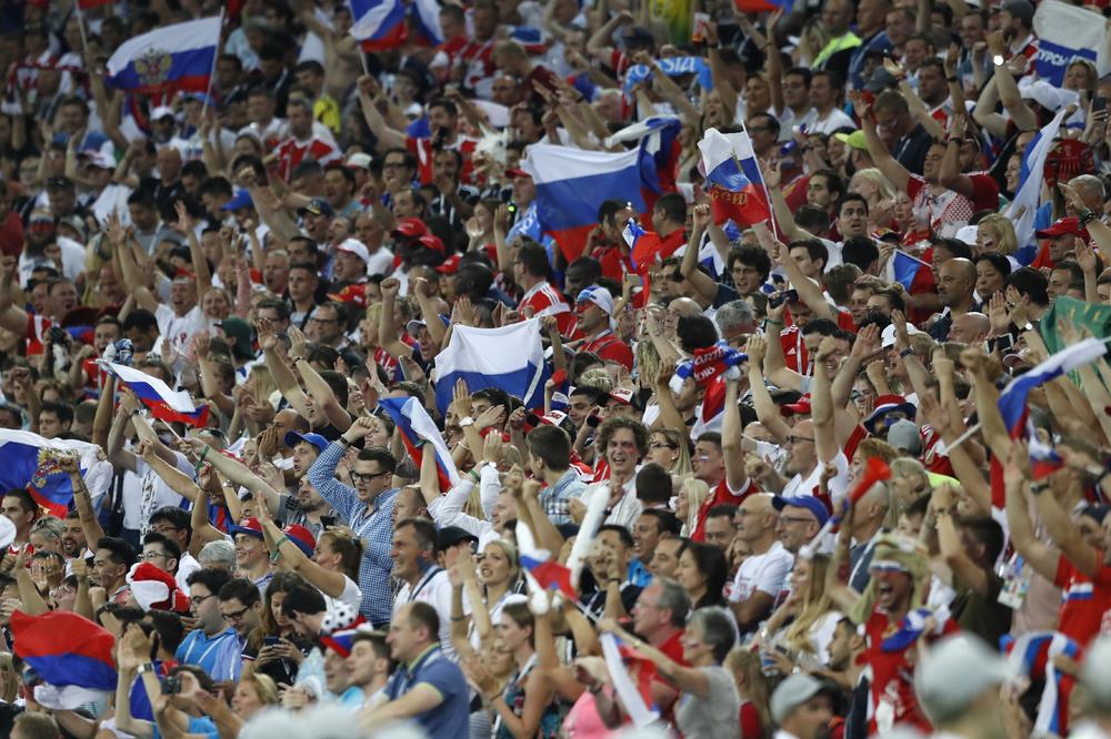 CELA SRBIJA NAVIJALA ZA RUSIJU: Podrška ruskoj braći u meču protiv Hrvatske nije izostala (FOTO)
