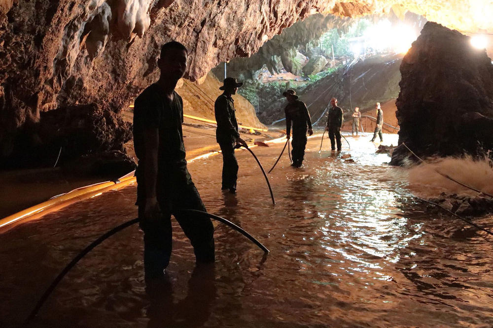 SREĆA IH POGLEDALA: Evo zašto je prva grupa dečaka izvučena iz pećine na Tajlandu RANIJE nego što se očekivalo (VIDEO)