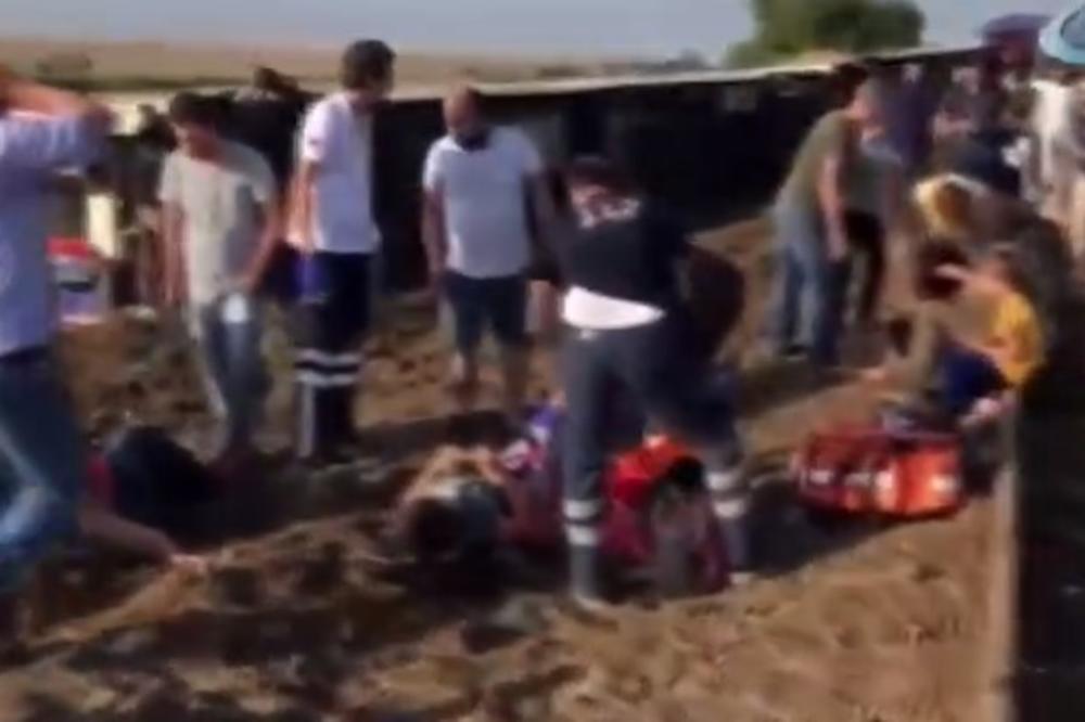 HOROR U TURSKOJ: Voz izleteo sa šina, poginulo 10,  povređena 73 putnika (VIDEO)