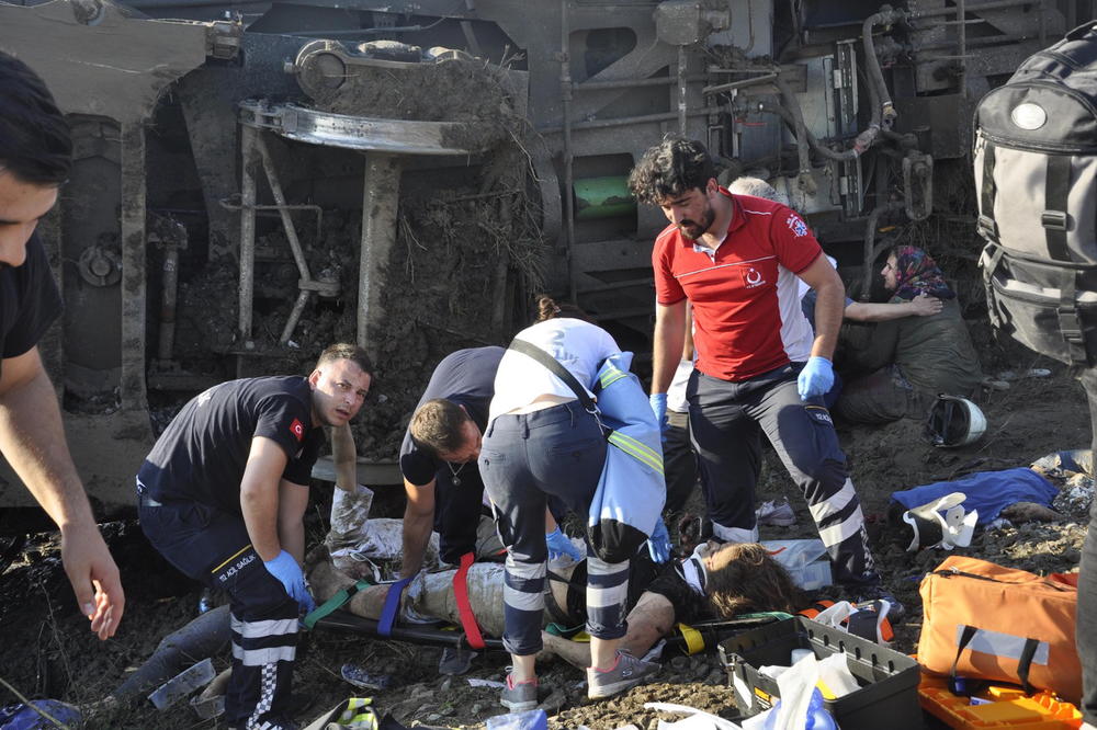 BROJE MRTVE U TURSKOJ POSLE KATASTROFE: 24 poginulo, 338 povređeno kad je voz izleteo iz šina! (FOTO, VIDEO)