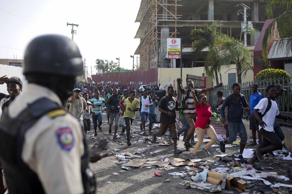 TEŠKA RAZMENA VATRE NA HAITIJU: Naoružane bande traže svrgavanje premijera, a u sve su bili umešani i STUDENTI
