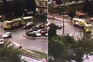 NESREĆA U CENTRU SARAJEVA: Kamere snimile kako tramvaj iskače iz šina na raskrsnici u centru grada, usred špica! (VIDEO)
