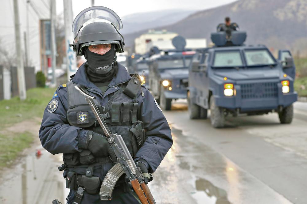 BRUTALNO NASILJE KOSOVSKE POLICIJE U GNJILANU: Albanski teror na Kosovu, Srbe hapsili na spavanju