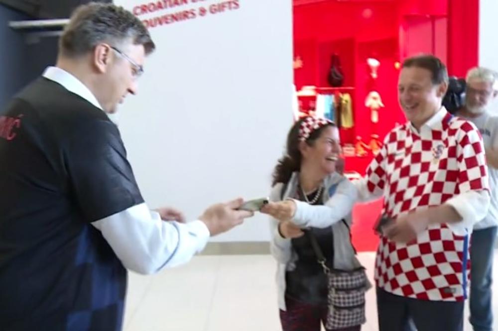 SKROZ ISKULIRALA PLENKOVIĆA: Strankinja na aerodromu zamolila hrvatskog premijera da je fotografiše sa ovim političarem (VIDEO)