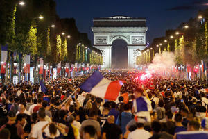 PARIZ GOREO, ALI STVARNO: Proslava pobede Francuske završila se neredima! Navijači lomili i palili sve pred sobom (VIDEO)