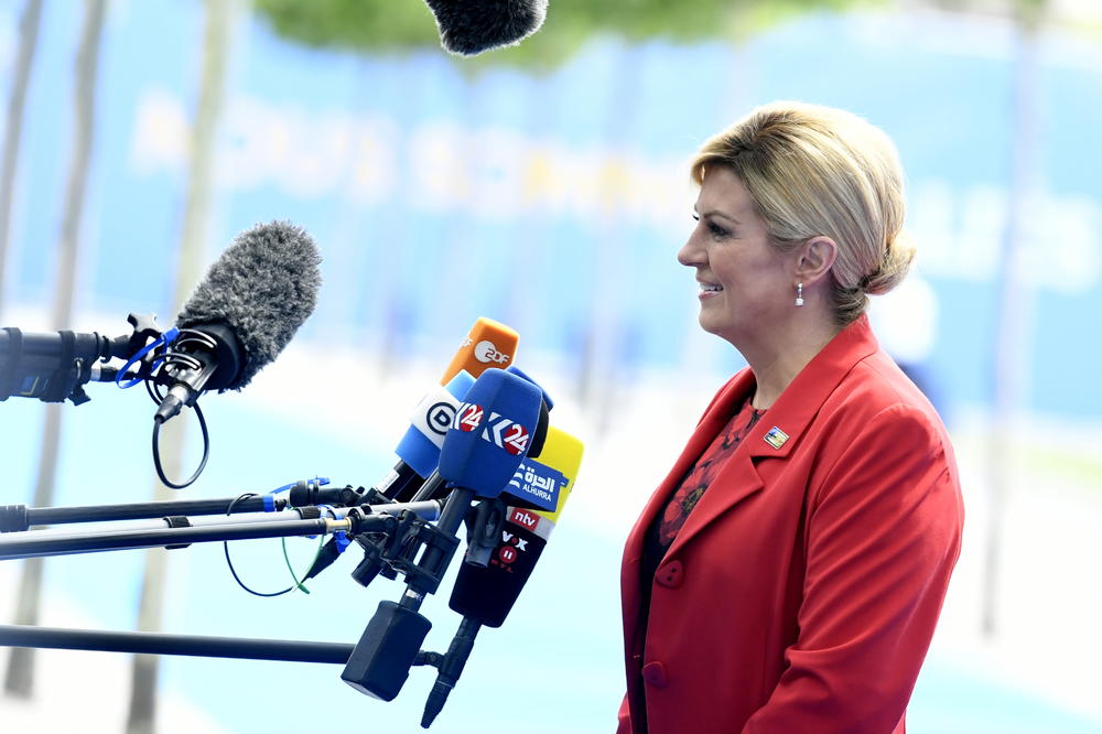 KOLINDA U ZAGRLJAJU SUPRUGA NA TRIBINAMA LUŽNJIKIJA: Predsednica Hrvatske stigla na stadion, čeka početak utakmice (FOTO)