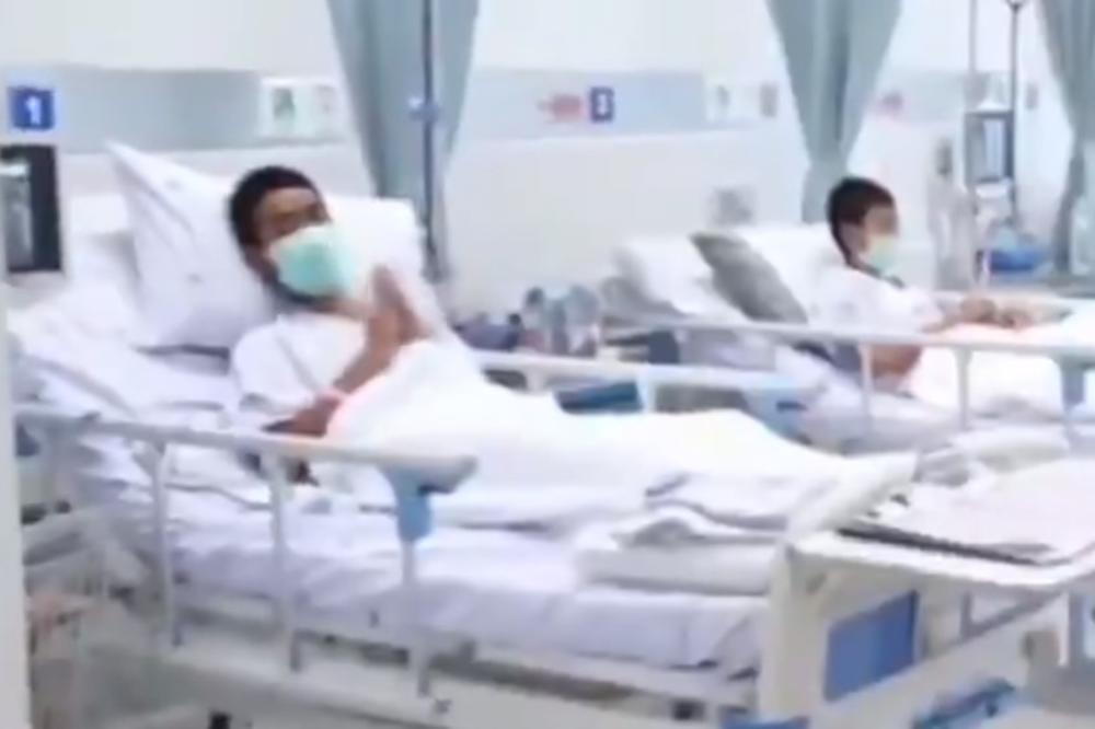 PRVI SNIMCI DEČAKA SA TAJLANDA! DOBRO SMO! Mališani mašu iz bolnice, ali su u karantinu i NIKO NE SME DA IM PRIĐE! (VIDEO)