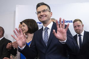BIVŠI KOMIČAR BLIZU PREMIJERSKE FOTELJE U SLOVENIJI: Parlament sutra glasa o izboru Marjana Šareca za mandatara