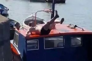 REKLI SMO UPADAJ, A NE PADAJ! Skočio na brod, slomio se kao keks! (VIDEO)