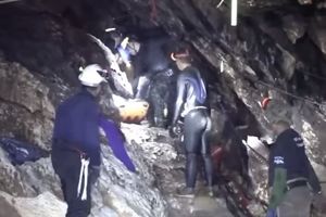 NOVI SNIMCI POKAZUJU SVE UŽASE LAVIRINTA NA TAJLANDU: Pogledajte kako su spasioci dečake u polusvesnom stanju iznosili kroz pećinu punu tunela (VIDEO)