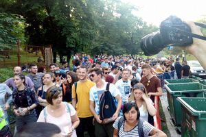 NAJVERNIJI FANOVI U EKSTAZI: Ispred kapije Exita 2018. krcato, svi željno iščekuju da uđu! (FOTO)