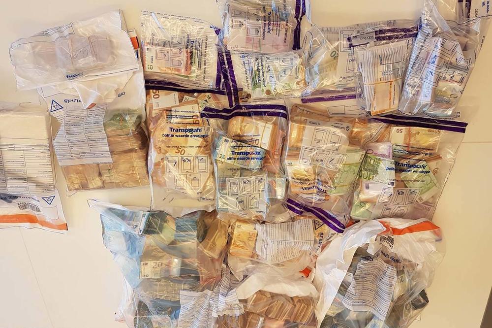 HOLANDSKA I SRPSKA POLICIJA UHAPSILI ČLANOVE GRUPE LUKE BOJOVIĆA: Uhvatili ih u inostranstvu, našli im 4 kilograma kokaina i BASNOSLOVNU SUMU NOVCA! (FOTO)