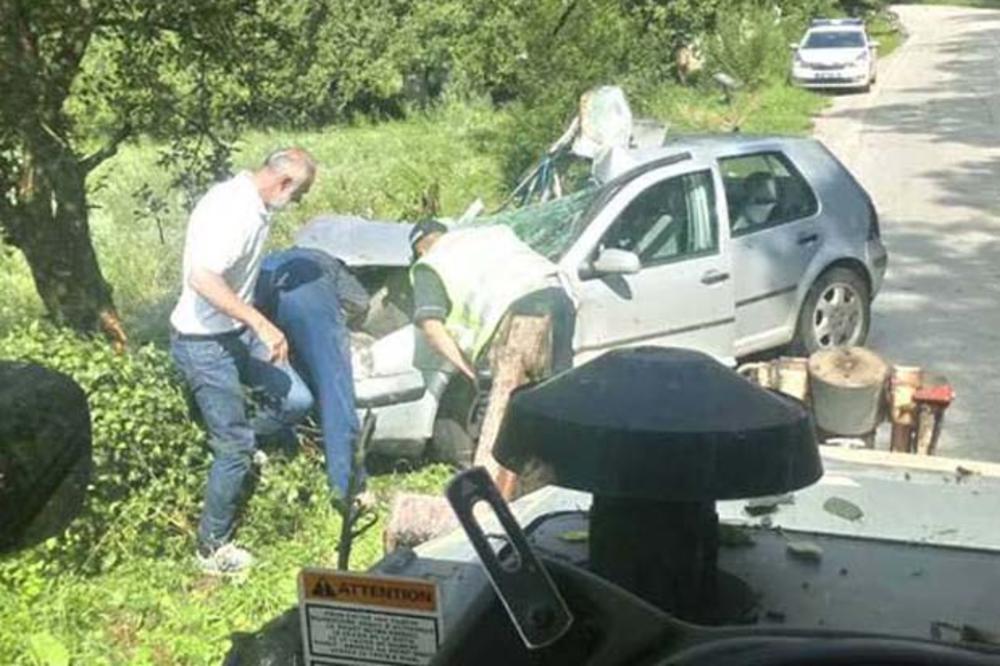 TEŠKA SAOBRAĆAJKA KOD BAJINE BAŠTE: Otac i ćerka sleteli s puta, pa se zakucali u drvo