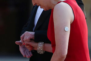 KAMERE UHVATILE NEOBIČAN DETALJ: Šta to britanska premijerka ima na ruci?! (FOTO)