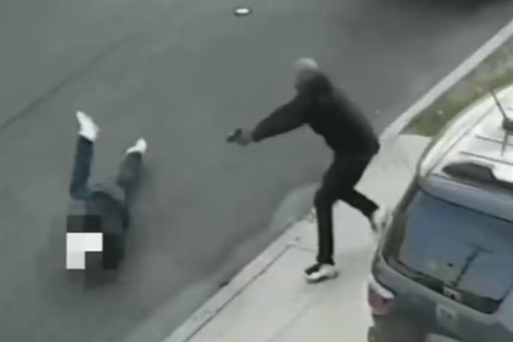 ŠOKANTAN SNIMAK SA ULICA NJUJORKA: Plaćeni ubica uperio poznatom mafijašu pištolj pravo u glavu, ali nije uspeo u svojoj nameri (UZNEMIRUJUĆI VIDEO)