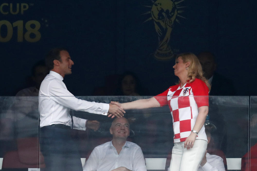 KOLINDA ČESTITALA MAKRONU NA PRVOM GOLU FRANCUZA: Predsednica Hrvatske ustala i pružila ruku predsedniku Francuske (FOTO)