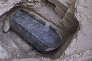 NA GRADILIŠTU NAIŠLI NA DREVNU GROBNICU: Otkrili crni sarkofag koji nije otvaran 2.000 godina, a to je tek početak priče