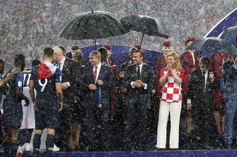 CEO SVET JE GLEDAO SAMO KOLINDU: Predsednica Hrvatske dočekala svoje fudbalere kao mis mokre majice! (FOTO)