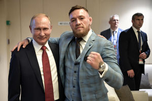 PUTIN U ZAGRLJAJU LEGENDARNOG MMA BORCA: Mekgregor odlepio posle susreta sa predsednikom Rusije (FOTO)