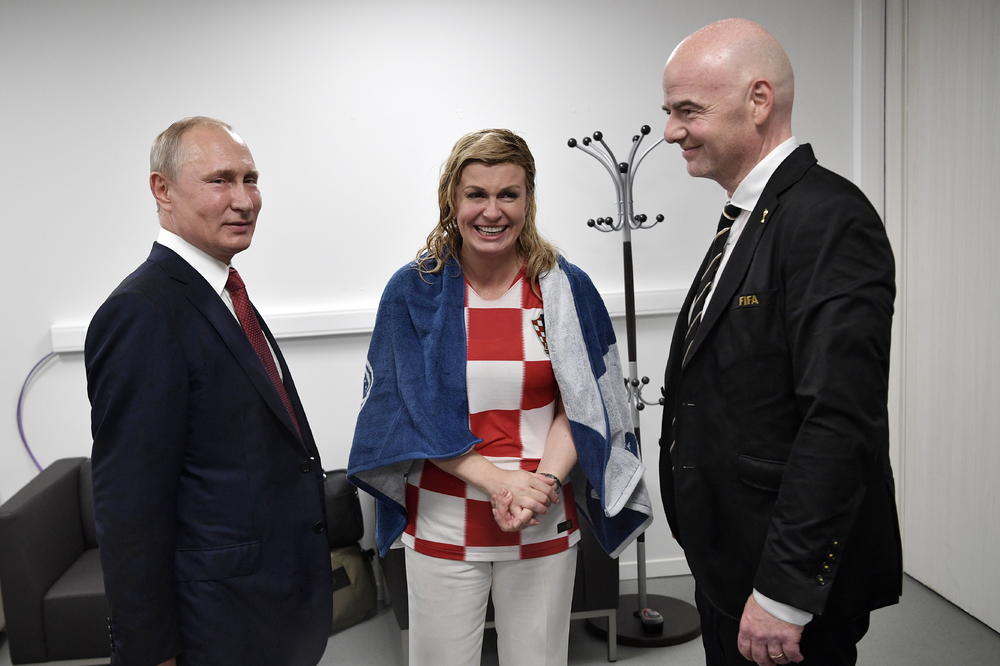MOKRA KOLINDA NAPRAVILA ŠOU! Predsednica Hrvatske uvela Putina u svlačionicu vatrenih, a kad su prešli kod Francuza nastao je totalni HAOS! (VIDEO)