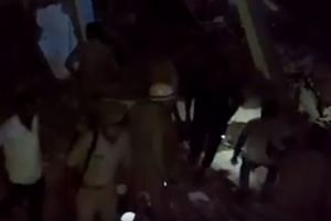 URUŠAVANJE DVE ZGRADE U INDIJI: Jedna udarila u drugu, strahuje se da su desetine zarobljene (VIDEO)