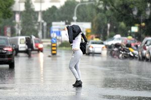 STIGLO NEVREME U SRBIJU, RHMZ IZDAO NOVO UPOZORENJE: Kiša se sručila na Beograd, u naredna 2 sata kritično na području cele zemlje! (FOTO)