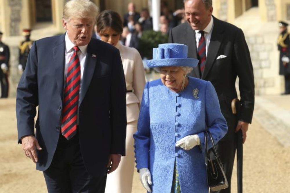 TAJNE PORUKE BRITANSKE KRALJICE TRAMPU: Izbor broševa koje je nosila prilikom posete predsednika SAD je govorio sve (VIDEO)