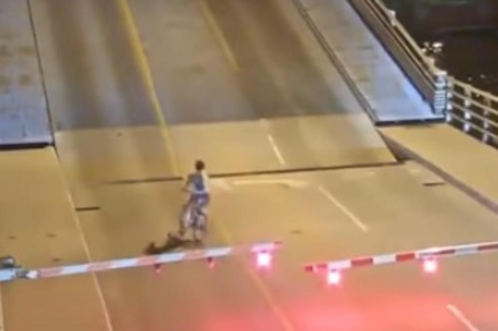 KOBNI PRELAZAK REKE: Amerikanka je mislila da je brža od pokretnog mosta, imala je LUDU SREĆU, sekunde je delile od smrti! (VIDEO)