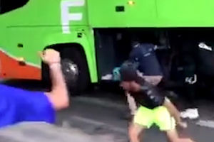 AAAAA, MOJE STVARI! Turisti besomučno trče za autobusom da uzmu svoj prtljag! (VIDEO)