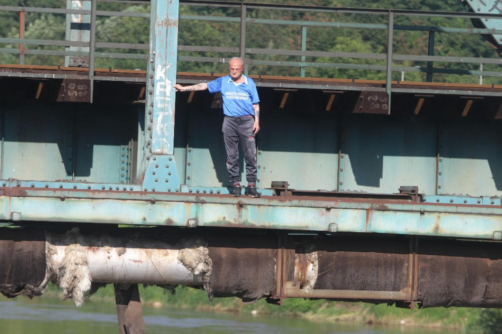 DRAMA U ZENICI: Stariji muškarac se popeo na most, pa pretio samoubistvom! Specijalci pregovarali sa njim dva sata (FOTO, VIDEO)