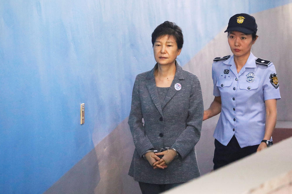 VEĆ IMA DA ODROBIJA 24 GODINE: Bivša predsednica Južne Koreje osuđena na još osam godina zatvora