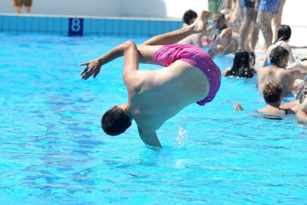 DRAMA NA NIŠKOM BAZENU: Mladić (30) izgubio svest dok je plivao, završio na dnu!