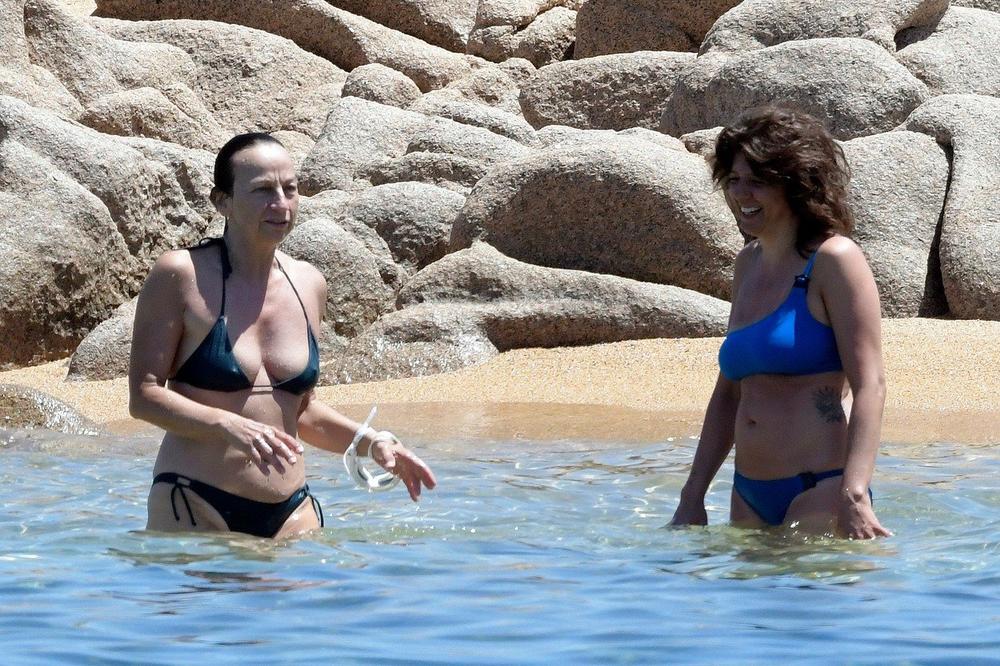 Razigrane gole žene na plaži