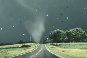 APOKALIPTIČNE SCENE! PROGLAŠENA KATASTROFA: Stravičan tornado opustošio američku državu! (VIDEO)