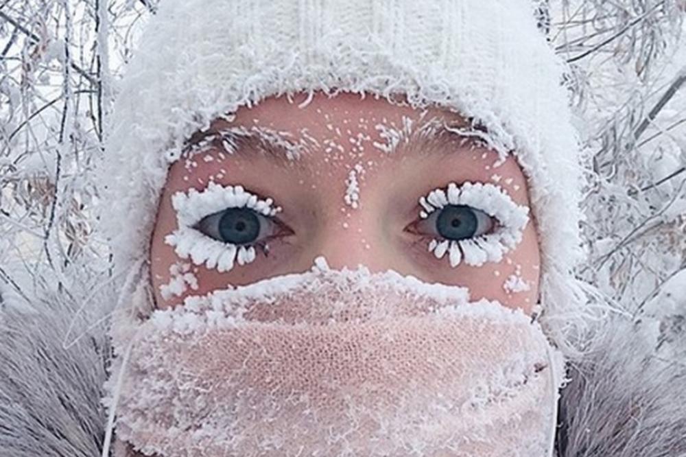 FOTOGRAFIJA SA SMRZNUTIM TREPAVICAMA OBIŠLA JE SVET: Novom slikom je pokazala da su leta u Sibiru još veći HOROR od zime! (FOTO)