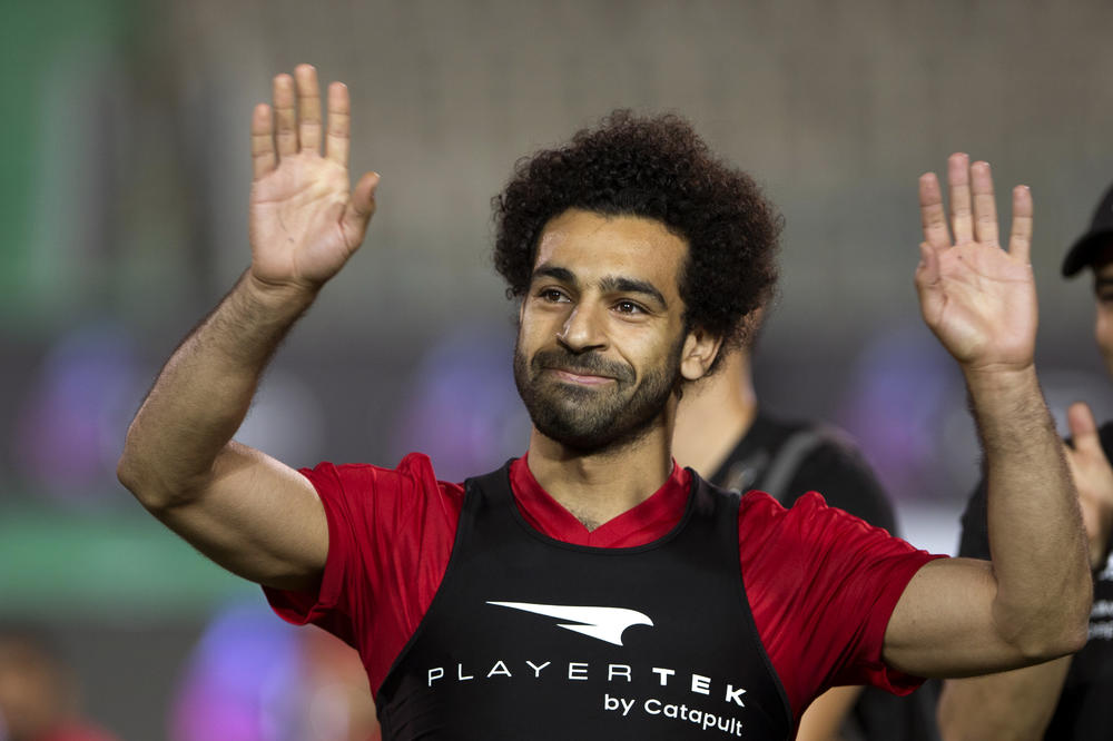 (VIDEO) DA UMRETE OD SMEHA: Mohamed Salah je bomba od fudbalera, a kao košarkaš je blagi užas! Pogledajte šta Egipćanin radi sa basketarom (VIDEO)