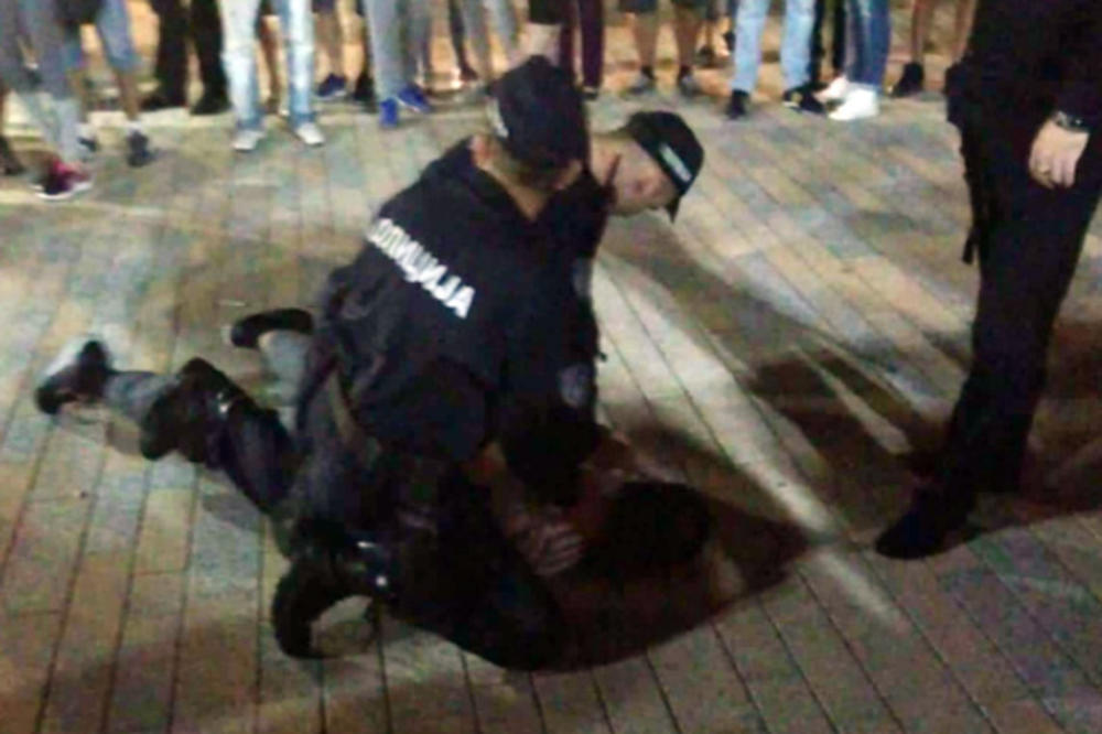 POLICAJCI SPREČILI TRAGEDIJU NA VRNJAČKOM KARNEVALU: Pijani Beograđanin mlatio nožem, pa uhapšen pred brojnim turistima
