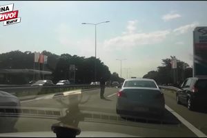 UZNEMIRUJUĆI VIDEO! Teška saobraćajna nesreća na auto-putu kod Zmaja! JEDAN POGINUO (KURIR TV)